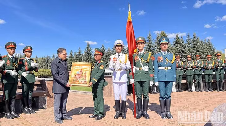 Đại sứ Việt Nam tại Liên bang Nga Đặng Minh Khôi thăm, động viên đoàn Quân đội nhân dân Việt Nam đang luyện tập ở thủ đô Moskva để tham gia Lễ duyệt binh tại Quảng trường Đỏ ngày 9/5. (Ảnh: XUÂN HƯNG)