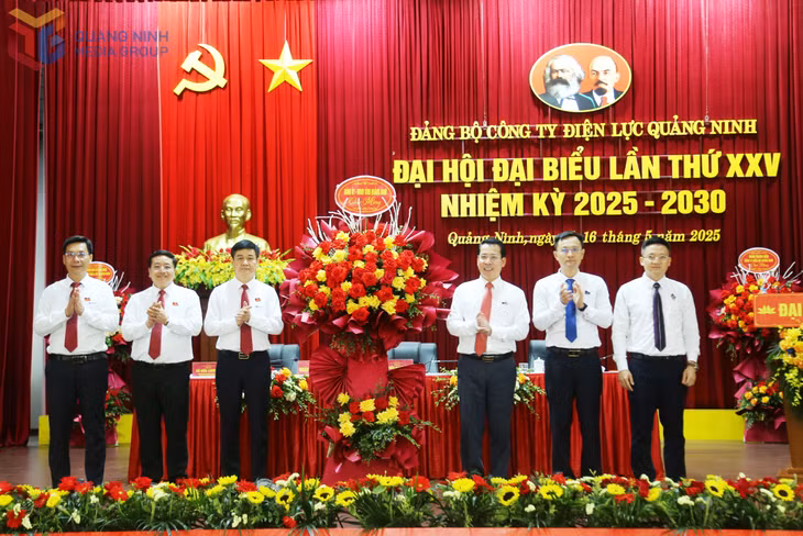 Đồng chí Trần Như Long, Phó Bí thư Đảng ủy UBND tỉnh, tặng hoa chúc mừng Đại hội.
