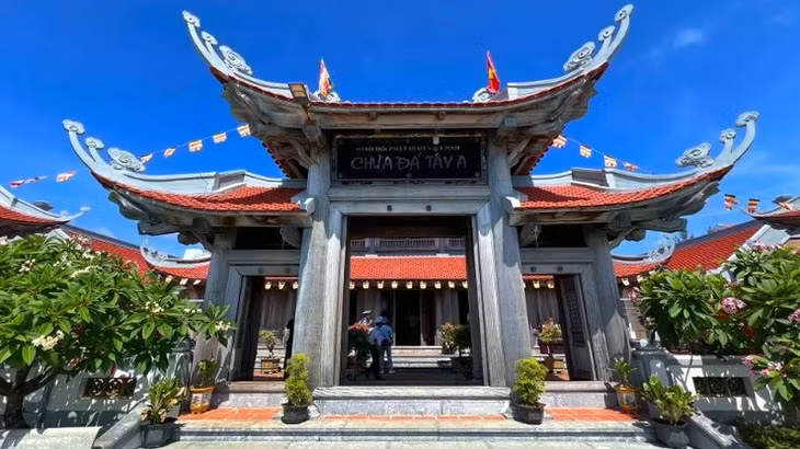 Cổng chùa Đá Tây A uy nghiêm mà gần gũi.