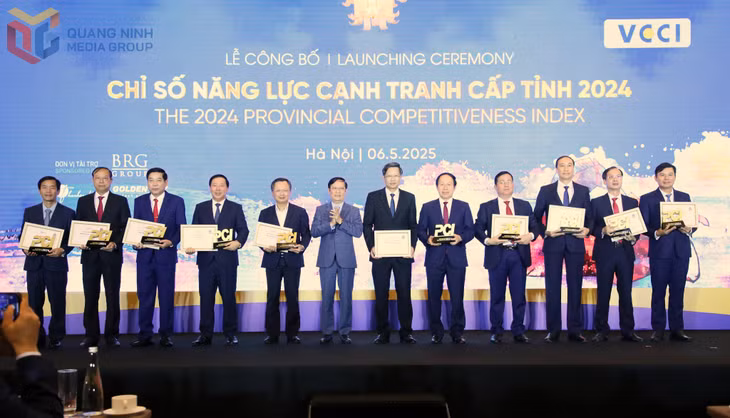 Ông Phạm Tấn Công, Chủ tịch VCCI, trao kỷ niệm chương và chứng nhận cho tốp 10 tỉnh, thành phố có chất lượng điều hành kinh tế và điểm số PCI năm 2024 cao nhất cả nước.