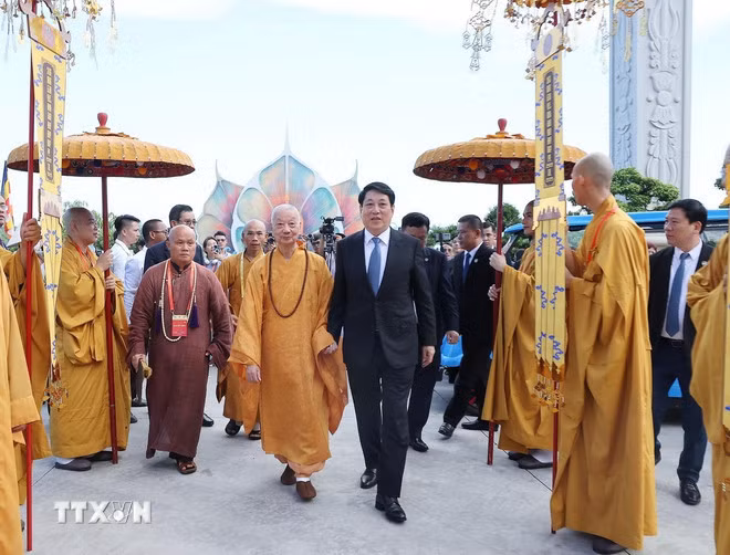 Chủ tịch nước Lương Cường và Trưởng lão hòa thượng Thích Trí Quảng, Pháp chủ Giáo hội Phật giáo Việt Nam dự khai mạc Đại lễ Phật đản Liên hợp quốc - Vesak 2025. (Ảnh: Lâm Khánh/TTXVN)