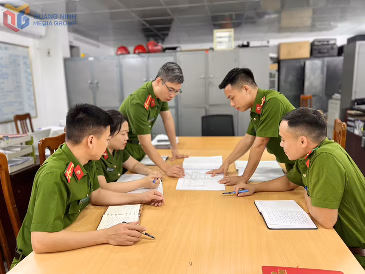 Thượng úy Phí Văn Tuyển cùng đồng đội trao đổi nghiệp vụ.