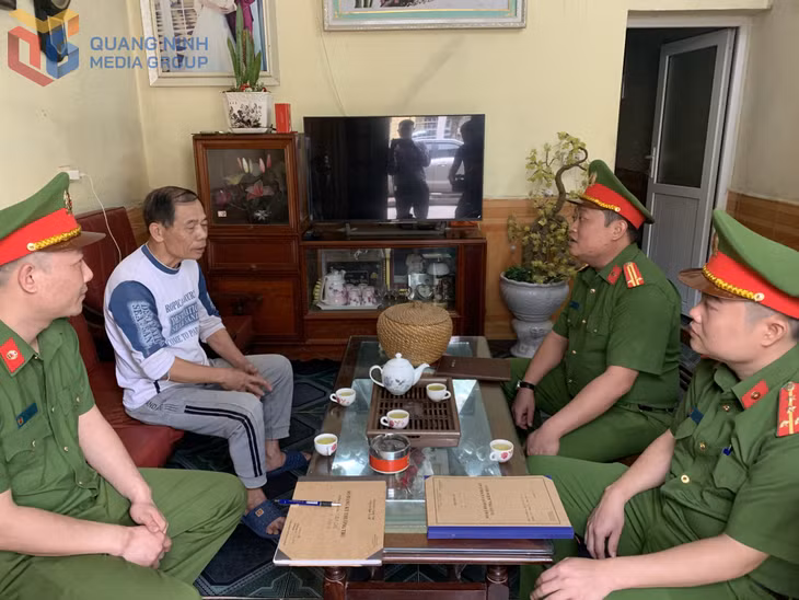 Công an thị trấn Ba Chẽ (huyện Ba Chẽ) tuyên truyền nhắc nhở người dân trên địa bàn không lấn chiếm hành lang ATGT.