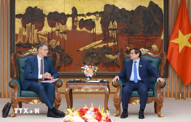 Thủ tướng Phạm Minh Chính tiếp Đại sứ Cộng hòa Pháp tại Việt Nam Olivier Brochet. (Ảnh: Dương Giang/TTXVN)