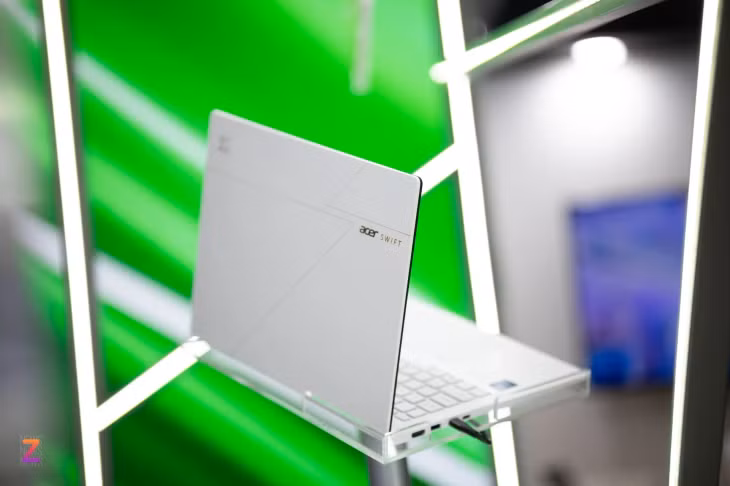 Acer Swift Edge 14 AI dùng bộ xử lý Core Ultra thế hệ 2 với nhiều phiên bản. Cấu hình cao nhất sử dụng chip Intel Core Ultra 9 cùng 32 GB RAM và SSD tốc độ cao chuẩn mới. Pin trên máy dung lượng 64 Wh, có sạc nhanh qua các cổng USB-C, hỗ trợ đủ Thunderbolt và USB-4.