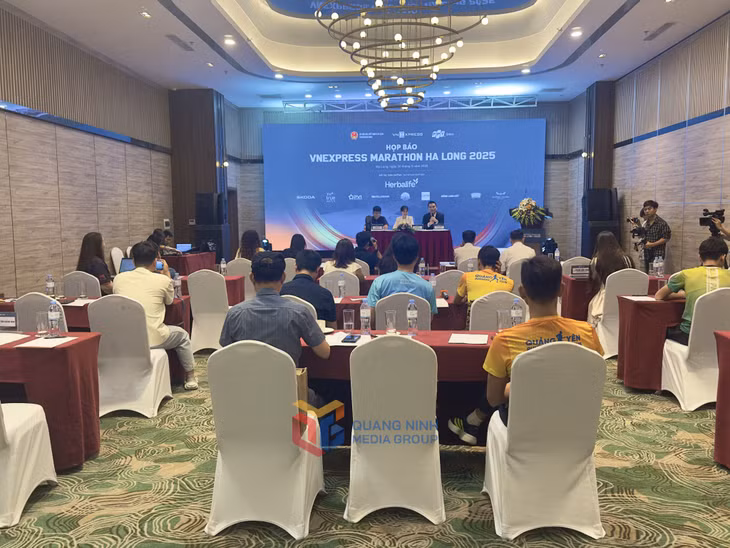 Quảng cảnh buổi họp báo Giải chạy VnExpress Marathon Halong 2025