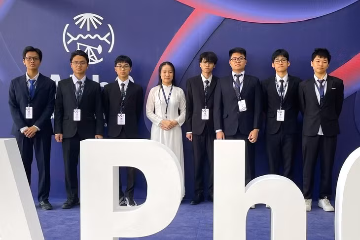 Đội tuyển Việt Nam dự thi Olympic Vật lý châu Á năm 2025. Từ trái qua là các em Trần Lê Thiện Nhân, Lý Bá Khôi, Trần Trung Hiếu, Nguyễn Ngọc Phương Anh, Nguyễn Công Vinh, Trương Đức Dũng, Phan Quang Triết và Nguyễn Thế Quân.