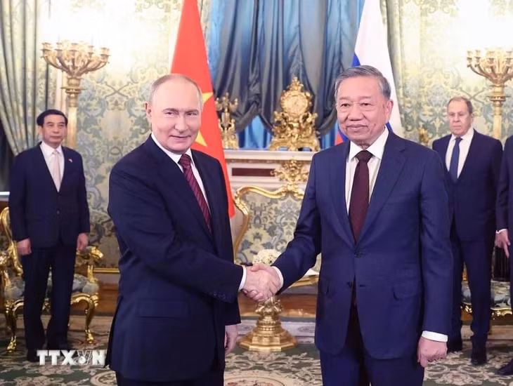Tổng Bí thư Tô Lâm hội đàm hẹp với Tổng thống Nga Vladimir Putin. (Ảnh: Thống Nhất/TTXVN)