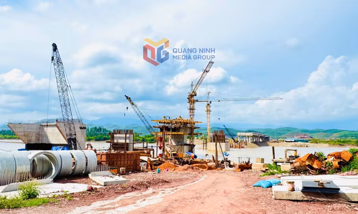 Thi công cầu bắc qua sông Tiên Yên thuộc dự án kết nối QL4B với QL18 trên địa bàn huyện Tiên Yên. Ảnh: Mạnh Trường