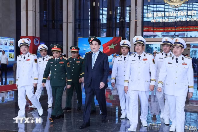Chủ tịch nước Lương Cường với các đại biểu đến dự lễ kỷ niệm. (Ảnh: Lâm Khánh/TTXVN)