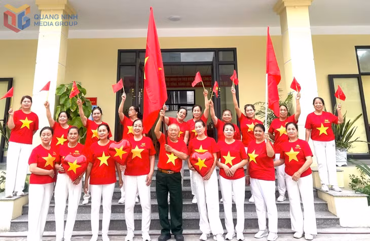 Nhân dân phường Trần Phú (TP Móng Cái) hòa chung không khí vui tươi, phấn khởi, tự hào của cả nước trong những ngày tháng 5 lịch sử. Ảnh: Minh Hà