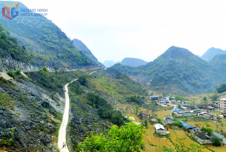Hành trình tới Dinh thự vua Mèo trải qua các cung đường trập trùng với các thửa ruộng bậc thang, nằm giữa các thung lũng, các bức từng đá đặc trưng của Hà Giang.