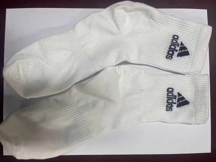 Đôi tất giả nhãn hiệu Adidas do Thiện sản xuất.