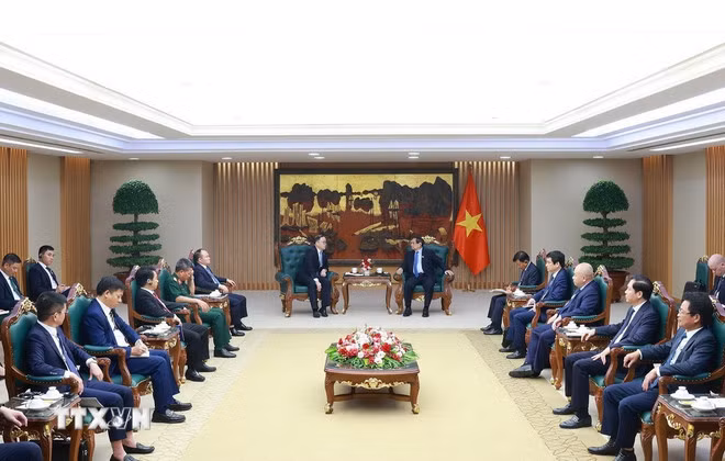 Thủ tướng Phạm Minh Chính tiếp ông Châu Gia Nghĩa, Chủ tịch Khu vực Châu Á-Thái Bình Dương của Tập đoàn Xây dựng Điện lực Trung Quốc. (Ảnh: Dương Giang/TTXVN)