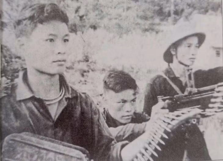 Dân quân xã Đồng Quặng, Hoành Bồ (nhiều năm là đơn vị quyết thắng) trực chiến trong những năm chống chiến tranh phá hoại của giặc Mỹ. Ảnh tư liệu