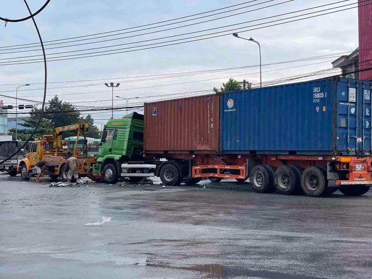Lực lượng chức năng đang tiếp tục xử lý di dời xe container. Ảnh: Đình Trọng