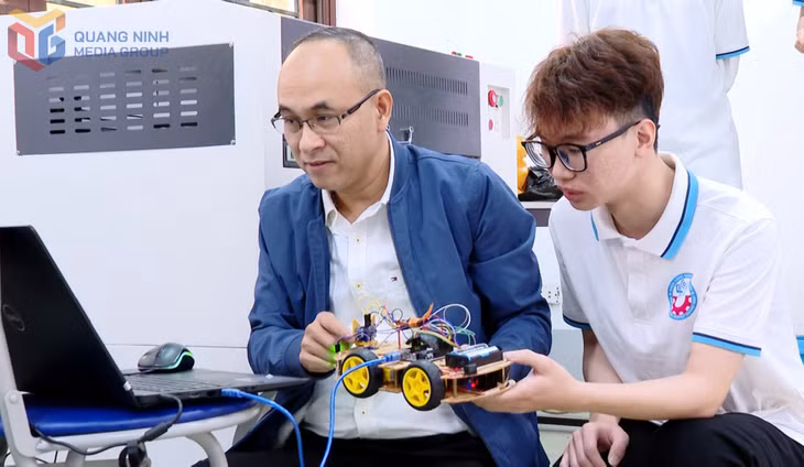 Giảng viên Trường Đại học Công nghiệp Quảng Ninh hướng dẫn sinh viên sáng tạo, nghiên cứu ứng dụng KHCN thực hiện các robot thông minh. Ảnh: Trúc Linh