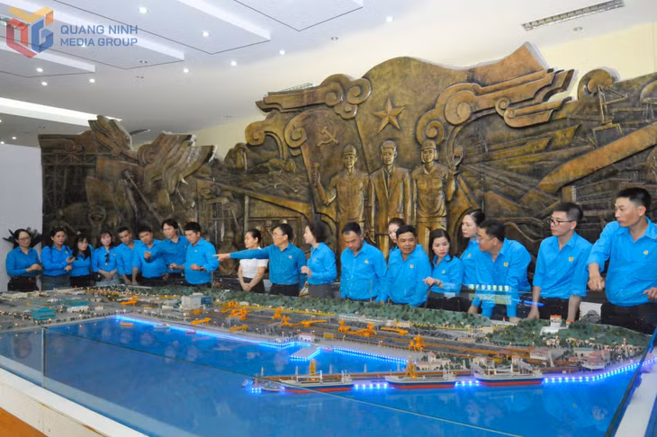 Công đoàn viên Công ty Tuyển than Cửa Ông tham quan phòng truyền thống của đơn vị. Ảnh: Vũ Hằng (CTV)