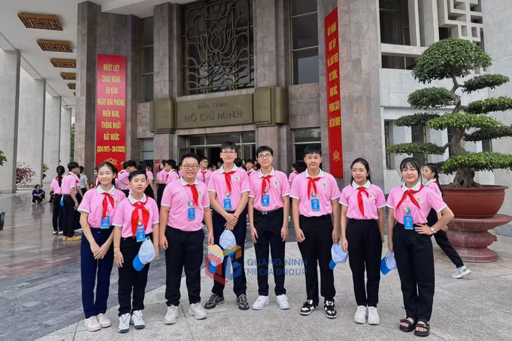 Đào Đức Anh (thứ 2, từ trái sang) là thành viên nhỏ tuổi nhất trong đoàn thiếu nhi Quảng Ninh tham dự Đại hội Cháu ngoan Bác Hồ toàn quốc lần thứ X, năm 2025.