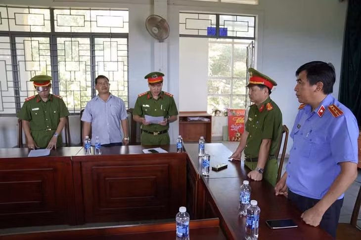 Công an khởi tố đối tượng Rơ Châm Laoh - Chủ tịch UBND xã Ia Phí. Ảnh: Công an