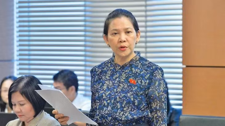 Đại biểu Huỳnh Thị Ánh Sương (Đoàn Quảng Ngãi) phát biểu thảo luận tại tổ. (Ảnh: HỒ LONG)