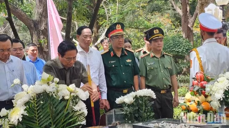 Thủ tướng Phạm Minh Chính và các đồng chí lãnh đạo dâng hương tại phần mộ Tổng Bí thư Lê Hồng Phong. (Ảnh: VŨ TÂN)