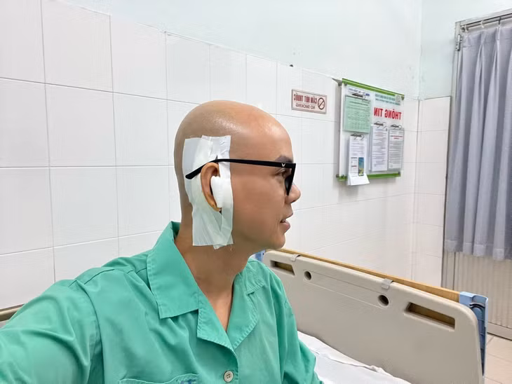 Phan Đinh Tùng thông báo, anh vừa trải qua ca mổ kéo dài 3 tiếng để vá màng nhĩ bị thủng. Hiện tại anh đã xuất hiện, sức khỏe ổn định và đang trong quá trình phục hồi.