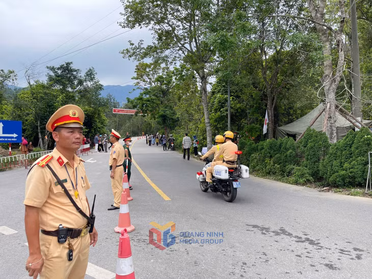 Với sự phối hợp chặt chẽ, nhịp nhàng của các lực lượng chức năng nên tại các tuyến đường dẫn vào khu vực chiêm bái xá lợi Phật đều không xảy ra tình trạng ùn tắc.