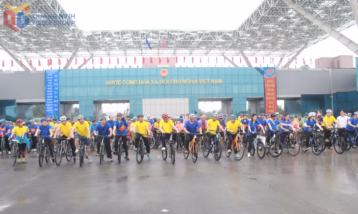 Giải đạp xe qua biên giới Việt - Trung (Móng Cái - Đông Hưng) lần thứ nhất năm 2025 thu hút đông người dân và du khách tham gia. 