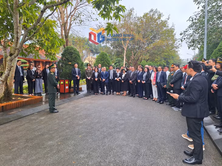 Hằng năm, Khu di tích lịch sử quốc gia Pò Hèn (TP Móng Cái) đón nhiều đoàn khách đến dâng hương tri ân các anh hùng liệt sĩ và tham quan, tìm hiểu lịch sử. Ảnh: Hữu Việt