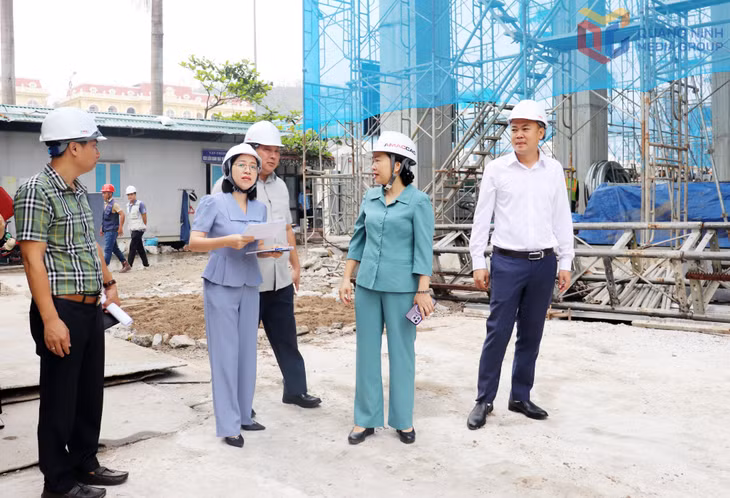 Đoàn giám sát của HĐND tỉnh kiểm tra thực tế tại Dự án Trung tâm Truyền thông tỉnh Quảng Ninh trong quá trình giám sát thực hiện các nghị quyết của HĐND tỉnh về kế hoạch đầu tư công trung hạn giai đoạn 2021 – 2025 vào tháng 9/2024. Ảnh: Trúc Linh