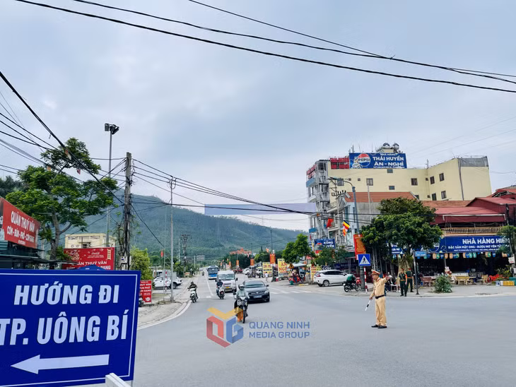 Mọi phương tiện đều được lực lượng CSGT hướng dẫn, phân luồng điều tiết từ xa.
