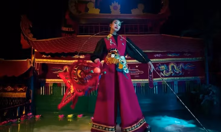 Thanh Hằng thị phạm cho các thí sinh trong một thử thách ở Vietnam's Next Top Model