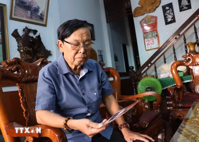 Ông Lê Trung Việt, nguyên Chánh văn phòng Đoàn Đại biểu Quốc hội và Hội đồng nhân dân tỉnh Quảng Ngãi bồi hồi xúc động khi nghe tin nguyên Chủ tịch nước Trần Đức Lương từ trần. (Ảnh: Đinh Hương/TTXVN)