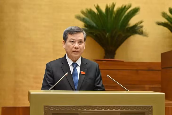 Chánh án Tòa án nhân dân tối cao Lê Minh Trí trình bày Tờ trình Dự án Luật sửa đổi, bổ sung một số điều của Bộ luật Tố tụng dân sự, Luật Tố tụng hành chính, Luật Tư pháp người chưa thành niên, Luật Phá sản và Luật Hòa giải, đối thoại tại tòa án. (Ảnh: THỦY NGUYÊN)