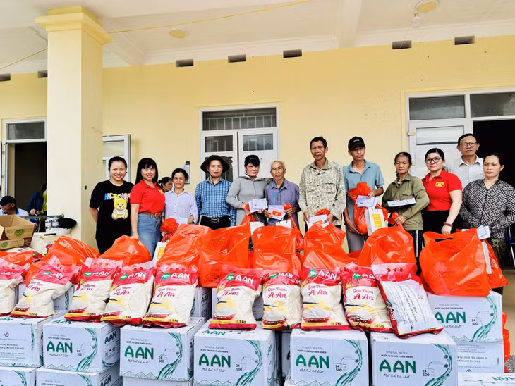 Hội Nhà báo tỉnh Quảng Ninh đã chuyển quà và tiền mặt với tổng giá trị 169,5 triệu đồng tới bà con xã Bản Sen (Vân Đồn).