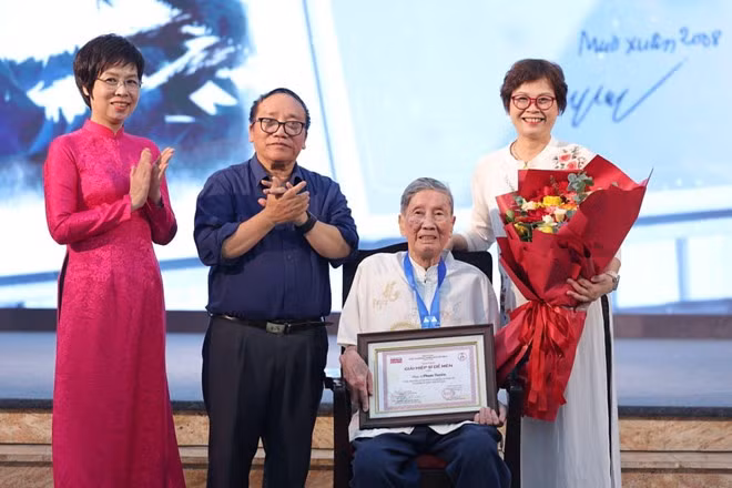 Nhạc sĩ Phạm Tuyên vinh dự nhận giải Hiệp sĩ Dế Mèn. Ảnh: Ban tổ chức cung cấp