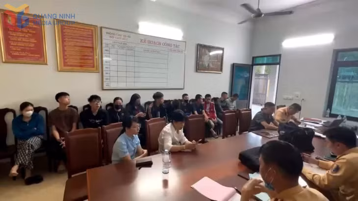 Đội CSGT đường bộ số 2 mời chủ xe, đại diện phụ huynh và nhà trường cùng các trường hợp thanh thiếu niên học sinh vi phạm tới làm việc.