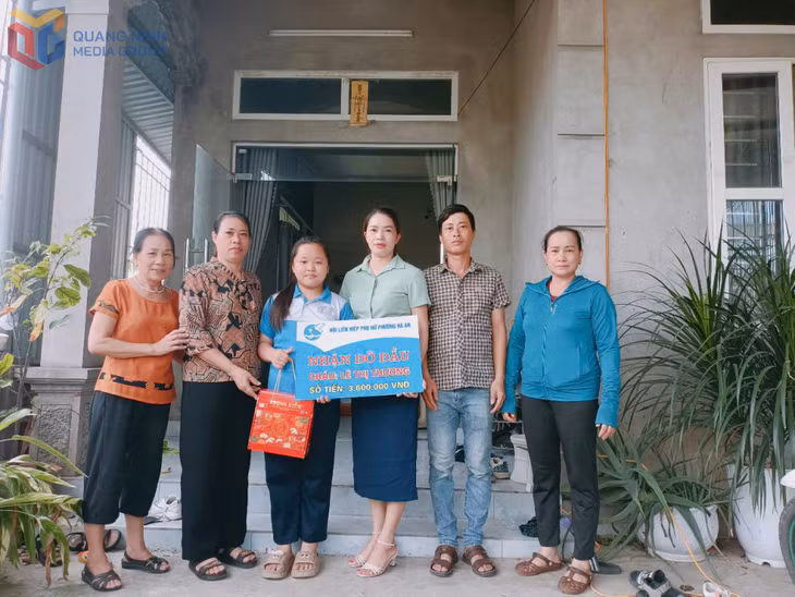Hội LHPN phường Hà An (TX Quảng Yên) trao kinh phí hỗ trợ cho trẻ trong Chương trình "Mẹ đỡ đầu".