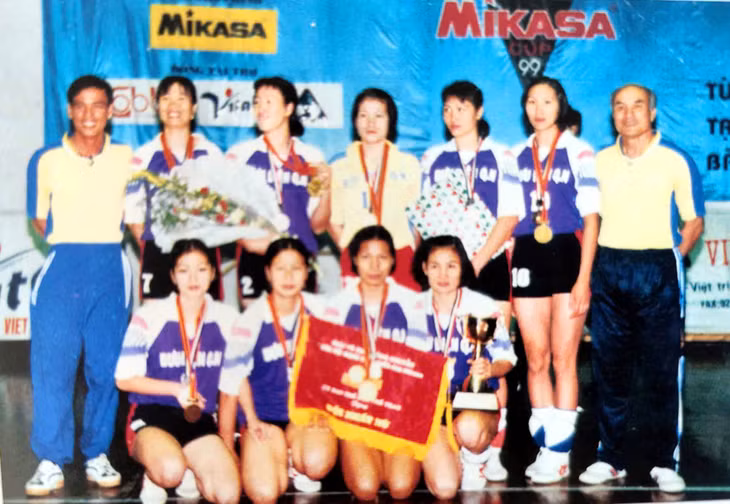 Bóng chuyền nữ Bưu điện Quảng Ninh 3 năm liền vô địch quốc gia (1999-2000-2001). Ảnh tư liệu.