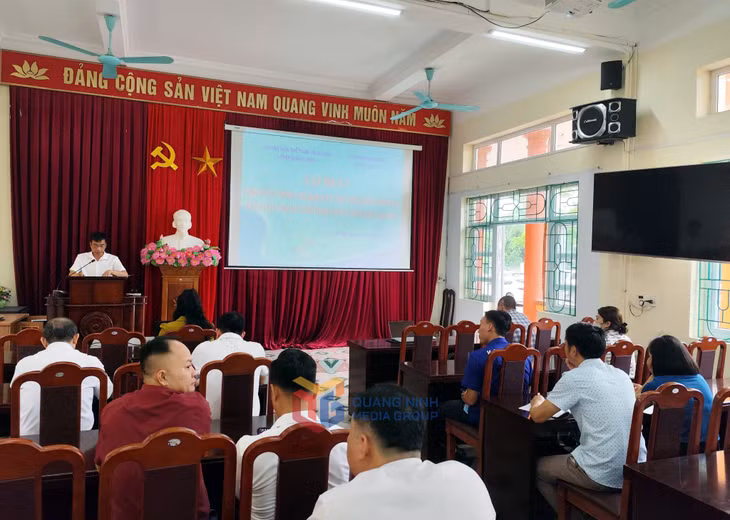 Cán bộ Sở Văn hoá, Thể thao và Du lịch khai giảng lớp học tại huyện Hải Hà.