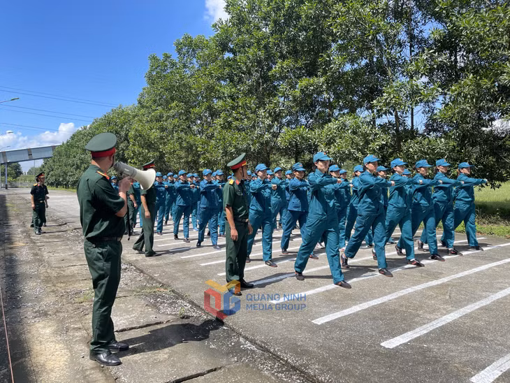 Lực lượng vũ trang TP Uông Bí tập luyện diễu binh phục vụ các sự kiện chính trị quan trọng.