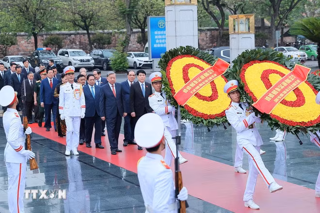 Sáng cùng ngày, các đồng chí lãnh đạo, Nguyên lãnh đạo Đảng và Nhà nước đến đặt vòng hoa tưởng niệm các Anh hùng liệt sỹ. (Ảnh: An Đăng/TTXVN)