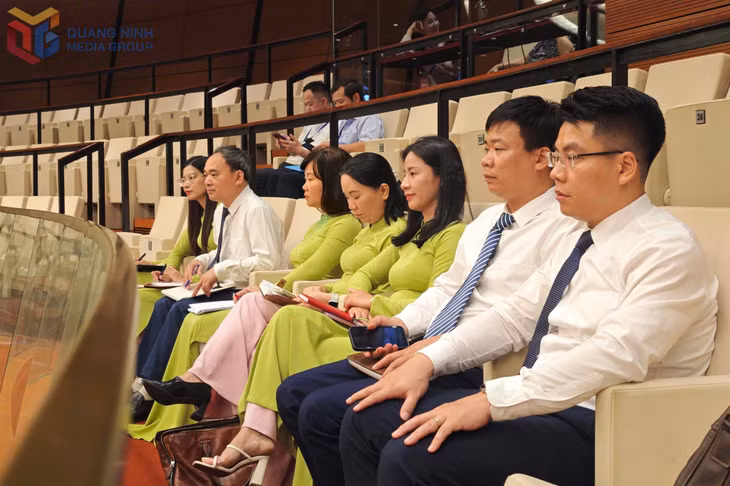 Ban Giám hiệu và giảng viên Khoa Nhà nước và Pháp luật, Trường Đào tạo cán bộ Nguyễn Văn Cừ, dự thính phiên thảo luận tại hội trường của Kỳ họp thứ 9, Quốc hội khóa XV.