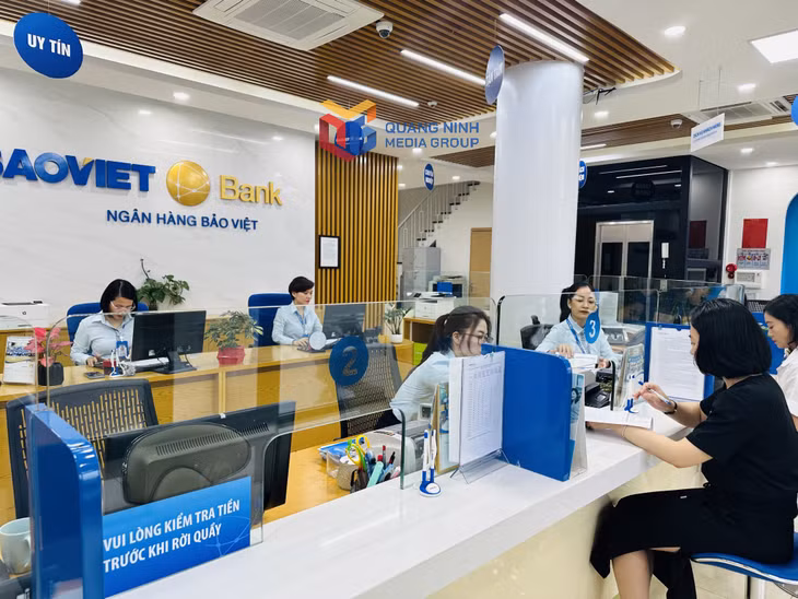 Cán bộ BAOVIET Bank chi nhánh Quảng Ninh tư vấn vốn vay cho khách hàng.