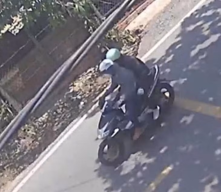 Hai nghi phạm trên đường tẩu thoát- Ảnh: A.X.