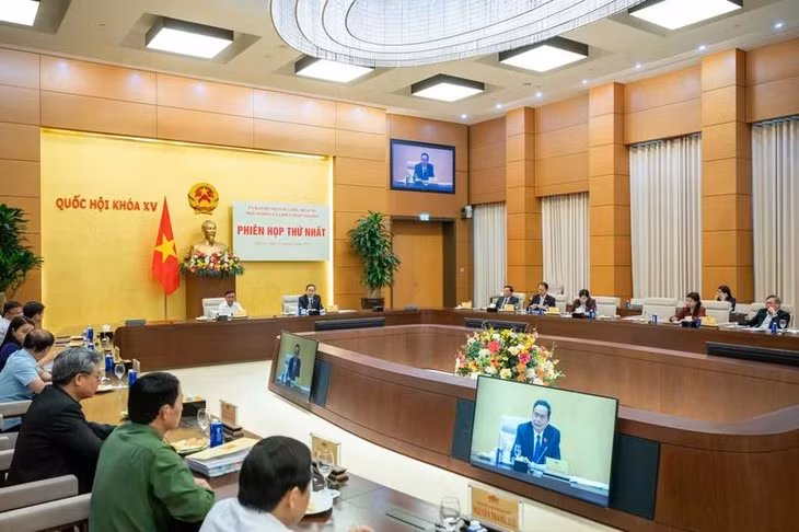 Phiên họp thứ nhất Ủy ban Dự thảo sửa đổi, bổ sung một số điều của Hiến pháp năm 2023. (Ảnh Duy Linh)