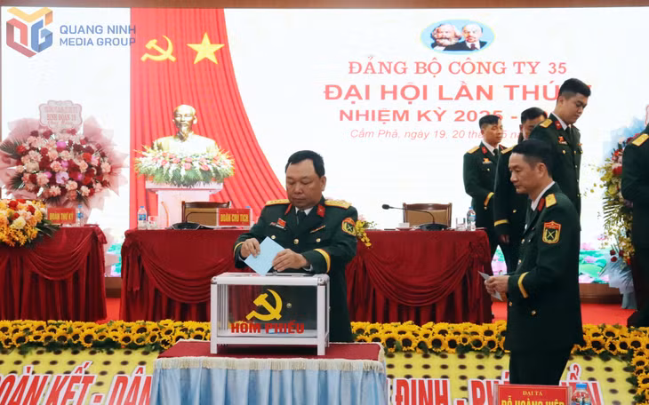 Các đại biểu bỏ phiếu bầu đại biểu đi dự Đại hội cấp trên.