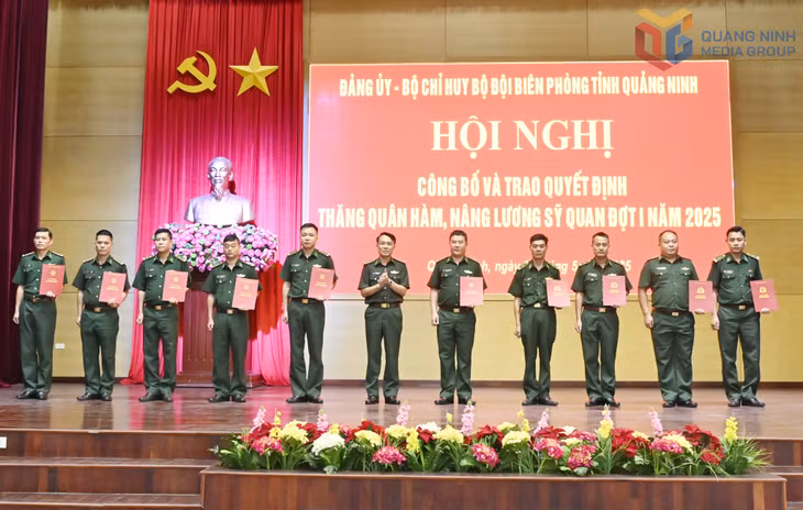Đại tá Vũ Văn Hưng, Chính ủy BĐBP tỉnh trao quyết định nâng lương, thăng quân hàm cho các đồng chí sĩ quan.