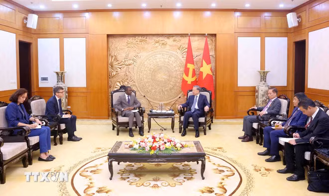Tổng Bí thư Tô Lâm tiếp ông Lazare Eloundou Assomo, Giám đốc Trung tâm Di sản Thế giới của Tổ chức Giáo dục, Khoa học và Văn hóa của Liên hợp quốc (UNESCO). (Ảnh: Phạm Kiên/TTXVN)